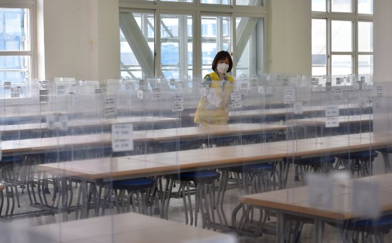 [대구=뉴시스]이무열 기자 = 학교방역실태 현장점검이 열린 29일 오전 대구 남구 경상공업고등학교 급식실에서 방역 도우미가 방역하고 있다. 2021.04.29. lmy@newsis.com