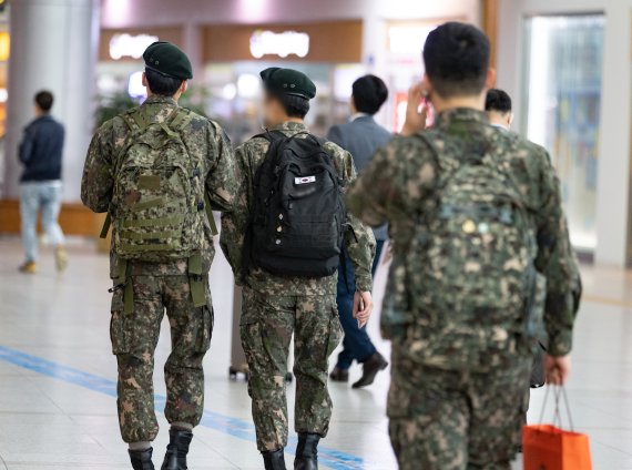 '실탄' 들고 휴가 가는 장병들.. '선 넘은' 軍기강 해이