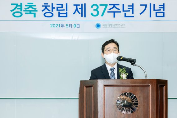 정재욱 목암생명과학연구소장이 7일 경기도 용인 연구소 강당에서 열린 창립 37주년 기념식에서 창립기념사를 하고 있다.