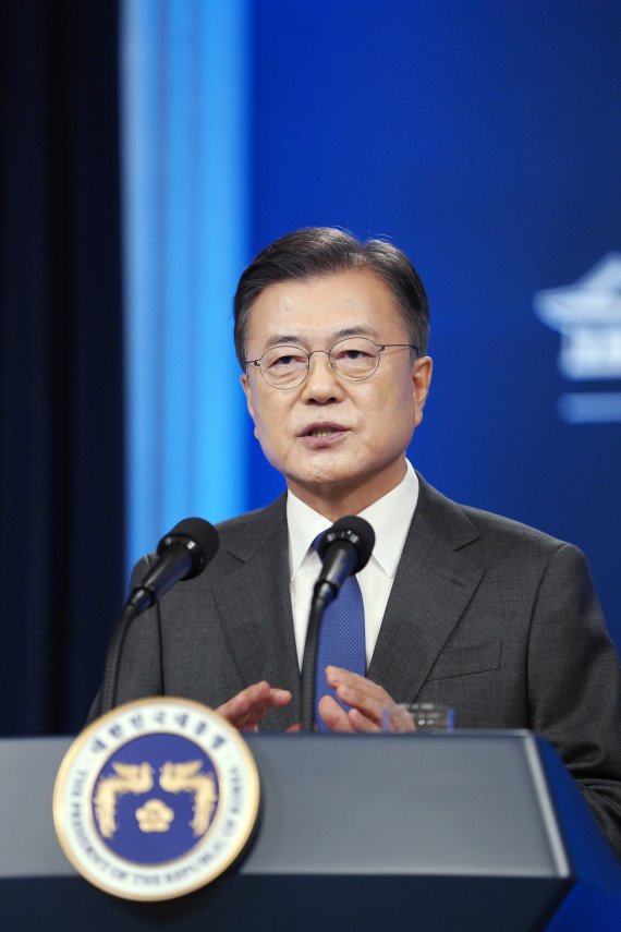 [서울=뉴시스]추상철 기자 = 문재인 대통령이 10일 오전 청와대 춘추관 대브리핑룸에서 취임4주년 특별연설을 하고 있다. 2021.05.10. scchoo@newsis.com <저작권자ⓒ 공감언론 뉴시스통신사. 무단전재-재배포 금지.> /사진=뉴시스화상