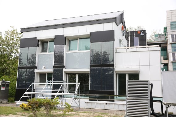 에너지기술연구원이 대전 본원 내 기존 노후 건축물 리모델링을 통해 신·재생에너지 융복합 기술을 적용해 실증한 결과 144%의 높은 에너지자립률을 보였다. 에너지기술연구원 제공