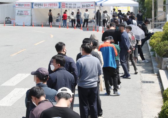 대전 중구 한밭체육관 주차장에 마련된 임시선별진료소에서 시민들이 신종 코로나바이러스 감염증(코로나19) 검사를 받기 위해 차례를 기다리고 있다. 사진=뉴스1