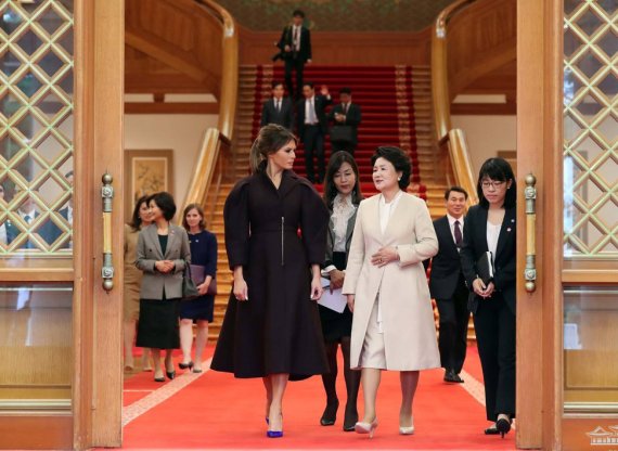 김정숙 여사와 방한중인 멜라니아 여사가 7일 서울 청와대 영부인 접견실에서 환담 후 접견실을 나서고 있다. 환담을 마친 후 두 영부인들은 접견실 옆 무궁화실에 들러 벽에 걸린 대한민국 역대 영부인들의 존영을 함께 보면서 우리나라의 역사에 대한 대화를 나눴다. (청와대)2017.11.7/뉴스1 © News1 이광호 기자