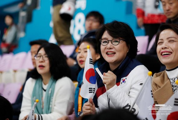 문재인 대통령의 부인 김정숙 여사가 지난 13일 오후 강원도 강릉시 강릉컬링센터에서 열린 2018 평창 동계 패럴림픽 휠체어컬링 예선 7차전 대한민국과 스위스의 경기를 관람하고 있다. (청와대 페이스북) 2018.3.14/뉴스1 © News1 송원영 기자