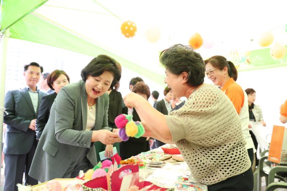 문재인 대통령의 부인 김정숙 여사가 12일 오전 서울 중구 서울광장에서 열린 '서울시치매관리사업 10주년 기념행사' 행사 치매 어르신 운영 바자회부스에서 물건을 고르고 있다. (청와대) 2017.9.12/뉴스1 © News1 이광호 기자