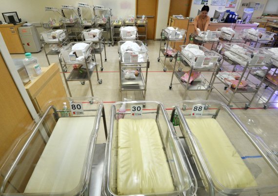서울 중구의 한 병원 신생아실에 놓인 아기 바구니 곳곳이 비어 있다.(본 기사와 무관한 사진). 뉴스1 제공