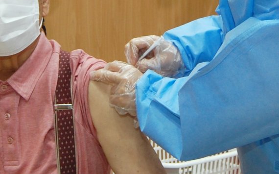 지난달 29일 괴산문화체육센터에서 주민들이 아스트라 제네카 백신 접종을 받고 있다.© 뉴스1