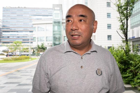 전제완 싸이월드 대표가 지난해 7월23일 서울 송파구 동부지법에서 열린 근로기준법 위반(임금체불) 등 혐의 재판에 출석하고 있다. 2020.7.23/뉴스1 © News1 유승관 기자