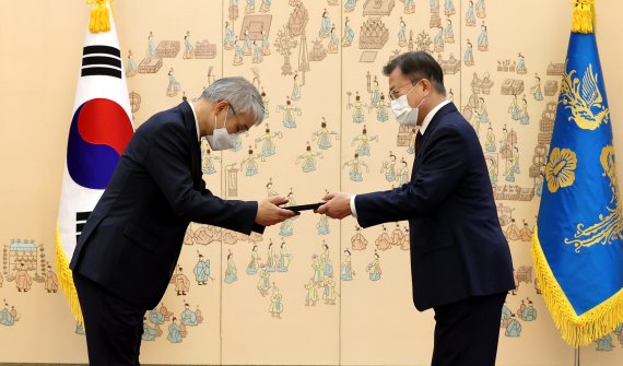 文대통령, 천대엽 대법관에 임명장..."훌륭히 역할 수행할 것"