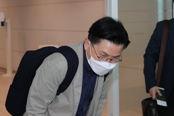 황교안 전 미래통합당 대표가 지난 5일 오전 인천국제공항을 통해 미국으로 출국하고 있다. © News1
