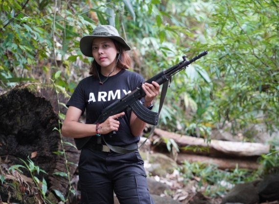지난 2013년 태국에서 열린 제1회 미스 그랜드 인터내셔널 대회에 미스 미얀마로 출전한 타테테(Htar Htet Htet)가 반군단체에 합류해 소총을 들고 있다.<div id='ad_body3' class='mbad_bottom' ></div> /사진=뉴스1