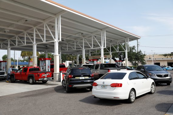 12일(현지시간) 미국 플로리다주 탬파의 주유소에 차량들이 몰려있다.로이터뉴스1