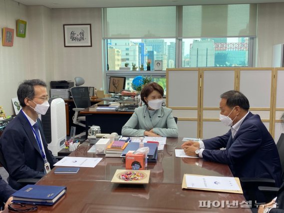 정동균 양평군수-한정애 환경부장관(오른쪽) 12일 양수리 개발제한 해법 논의. 사진제공=양평군