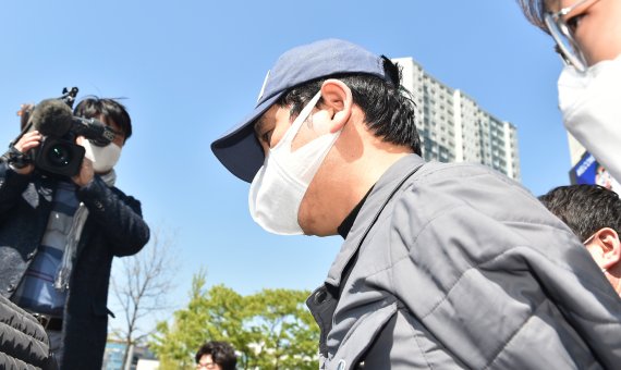 [수원=뉴시스] 김종택 기자 = 수원여객의 회삿돈 241억원을 빼돌린 혐의(특정경제범죄가중처벌법상 횡령)로 구속영장이 청구된 라임자산운용 환매중단 사태의 핵심 인물 김봉현 스타모빌리티 회장이 구속 전 피의자 심문(영장실질심사)을 받기위해 지난해 4월26일 오후 경기 수원남부경찰서 유치장에서 나오고 있다. 2020.04.26.semail3778@naver.com