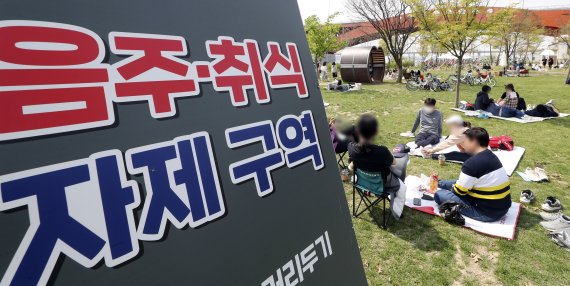 '한강 치맥' 논쟁중…"음주 위험천만" vs "규제 지나쳐"