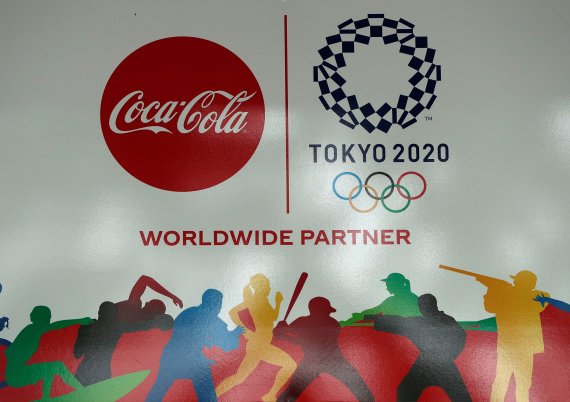 도쿄 올림픽 개최는 자살행위라는 일본 재계 지도자의 발언이 나왔다. 13일 일본 도쿄의 올림픽 경기장에 올림픽 후원사 코카콜라 로고가 걸려있다. 로이터뉴스1