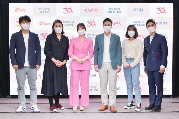 [서울=뉴시스]6시내고향 MC 윤인구, 가애란 아나운서와 송봉근, 작가 및 PD들이 13일 온라인으로 열린 'KBS 아침마당·6시 내고향 30주년 기자간담회'에서 포즈를 취하고 있다. (사진=KBS 제공) 2021.05.13. photo@newsis.com *재판매 및 DB 금지