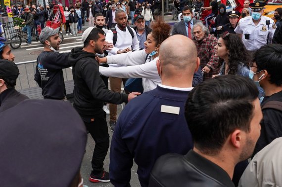 12일(현지시간) 미국 뉴욕 타임스스퀘어에서 열린 이스라엘 지지 집회 도중 이스라엘 지지자들과 팔레스타인 지지자들이 충돌하고 있다. 로이터뉴스1
