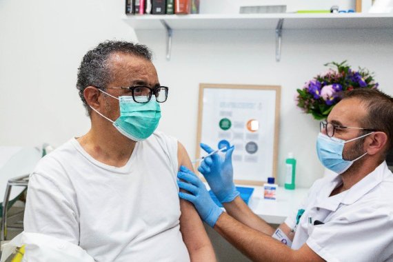테워드로스 아드하놈 거브러여수스 세계보건기구(WHO) 사무총장이 12일(현지시간) 스위스 제네바에서 코로나19 백신을 접종받고 있다.뉴시스