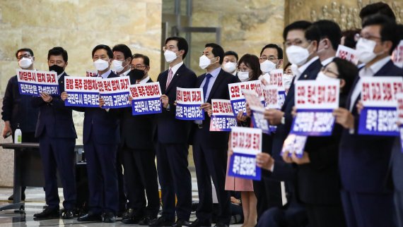 [서울=뉴시스]전진환 기자 = 국민의힘 김기현 당 대표 권한대행 등 의원들이 13일 국회 본회의장 앞 로텐더홀에서 국무총리(김부겸) 임명동의안에 반대하는 규탄구호를 외치고 있다. 2021.05.13. (공동취재사진) photo@newsis.com