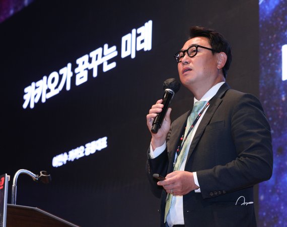 여민수 카카오 공동대표가 지난 12일 서울 중구 대한상공회의소 국제회의장에서 열린 '뉴스1 미래포럼 2021'에서 '카카오가 꿈꾸는 미래'를 주제로 기조연설을 하고 있다.© News1 신웅수 기자