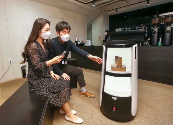 우아한형제들이 개발한 배달로봇 '딜리타워'의 커피 배달 시연 모습. 우아한형제들 제공