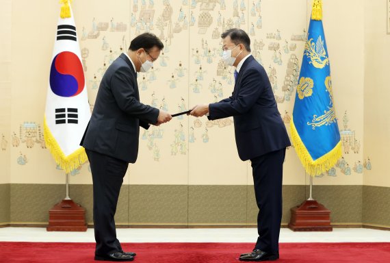 [서울=뉴시스]박영태 기자 = 문재인 대통령이 14일 오전 청와대에서 김부겸 국무총리에게 임명장을 수여하고 있다. 2021.05.14. since1999@newsis.com <저작권자ⓒ 공감언론 뉴시스통신사. 무단전재-재배포 금지.> /사진=뉴시스화상