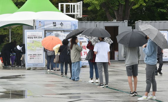 대구시 중구 국채보상운동기념공원에 마련된 임시선별검사소에서 시민들이 검사를 받기 위해 대기하고 있다. 사진=뉴시스