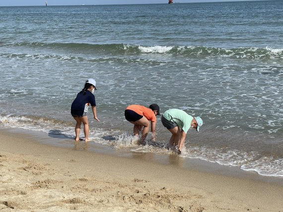 14일 오후 부산 해운대해수욕장을 찾은 어린이들이 바닷물에 발을 담그고 있다.2021.5.14 / © 뉴스1 이유진 기자