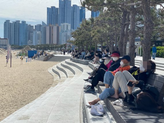 14일 오후 부산 해운대해수욕장 호안도로 옆 벤치에 방문객들이 다닥다닥 붙어 앉아 있다.2021.5.14 / © 뉴스1 이유진 기자