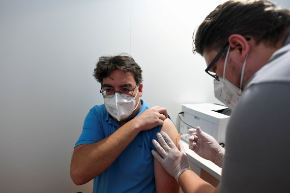 지난 13일(현지시간) 독일 뮌헨에서 한 시민이 아스트라제네카 코로나19 백신을 접종받고 있다.로이터뉴스1