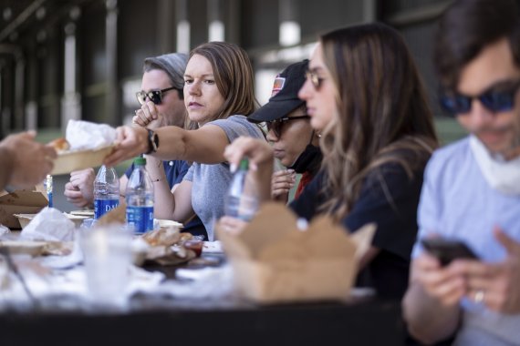 지난 14일(현지시간) 미국 애틀랜타에서 마스크를 벗은 시민들이 야외 식당에서 식사를 하고 있다.AP뉴시스