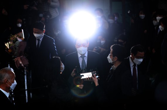 윤석열 전 검찰총장이 검찰직원들의 인사를 받으며 서울 서초구 대검찰청을 나서는 모습. 2021.3.4/뉴스1 © News1 이성철 기자