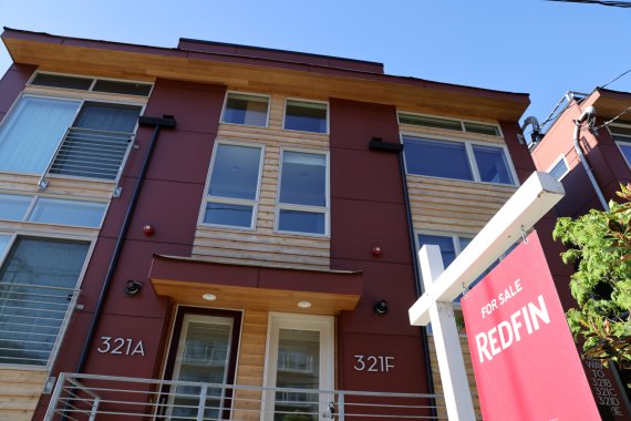 미국 워싱턴주 시애틀의 퀸앤 지역 타운하우스 앞에 주택 매매 간판이 서 있다. 미 주택 부족분은 5년치인 500만채를 넘어 앞으로도 사상최고 집값 행진이 지속될 것으로 전망됐다. 로이터뉴스1