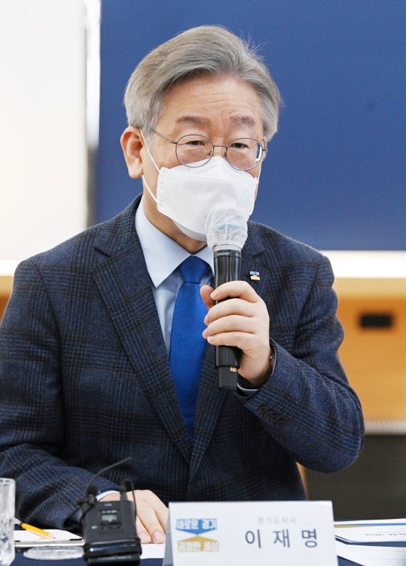 이재명 경기도지사는 15일 오전 자신의 페이스북에 올린 글에서 검정고시 시절 자신을 격려해주던 선생님의 격려의 말을 떠올리며 “늘 감사하고 그립다”고 말했다./뉴스1 © News1 조태형 기자