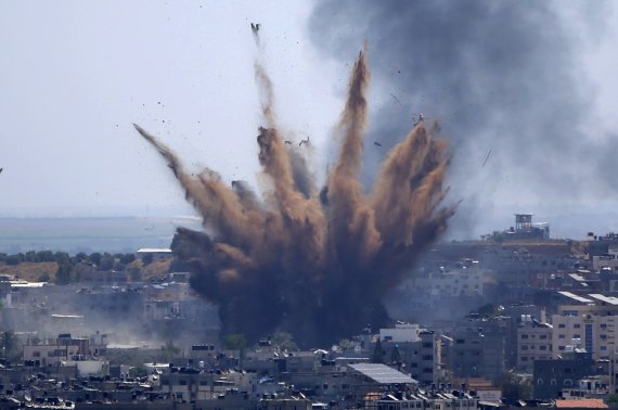[가자지구=AP/뉴시스]지난 13일(현지시간) 이스라엘 군의 폭격을 받은 가자지구 건물 위로 연기가 피어오르고 있다. 2021.05.16.