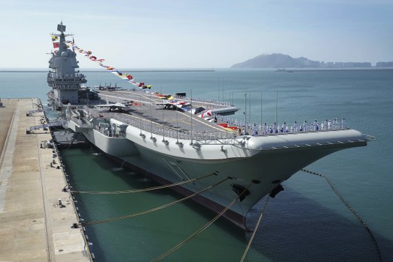 [싼야=신화·AP/뉴시스] 중국 첫 국산 항공모함 산둥이 이끄는 항모전단이 남중국해에서 훈련을 실시했다고 중국 해군이 2일 발표했다. 사진은 산둥함이 2020년 5월29일 모항인 하이난성 싼야기자에 정박해 있는 모습. 2021.05.02