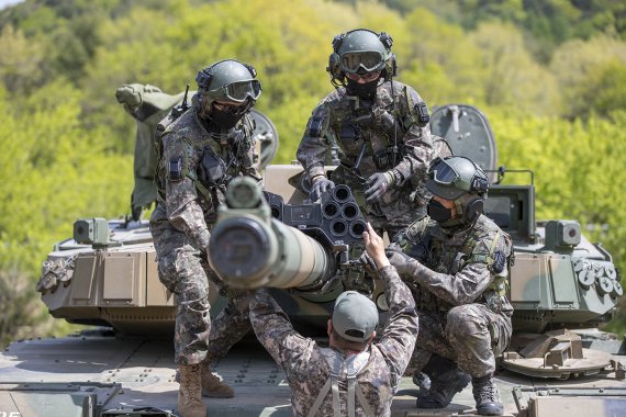 육군 신임 장교들이 지난 10일부터 강원 인제군 육군과학화전투훈련단(KCTC)에서 진행 중인 '신임장교 과학화 전투훈련'에서 K2전차 포신에 마일즈 장비를 장착하고 있다. C4I 체계란(ATCIS, Army Tactical Command Information System=군전술지휘정보체계) Command, Control, Communication and intelligence의 약자인 C3I에 Computer를 합친 용어다. 전장에서 지휘관이 성공적인 실시간 작전대응능력을 갖도록 지원하는 지휘통제체계다. 감시정찰·상황인식·작전지침하