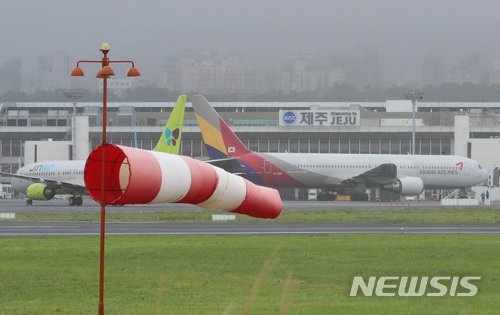 제주, 강풍 동반 60㎜ 많은 비…항공기 18편 지연·결항