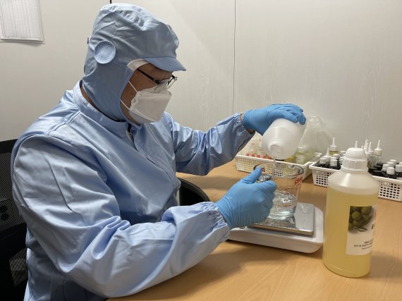 박문표 제이앤피코스메틱 부장이 화장품 원료를 배합하고 있다.2021.5.16/ © 뉴스1