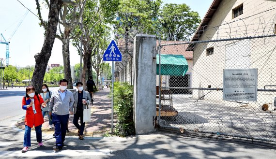 [대구=뉴시스]이지연 기자 = 류규하 대구 중구청장이 경제신화 도보길 현장 투어에 참여하고 있다. (사진=중구청 제공) 2021.05.16. photo@newsis.com