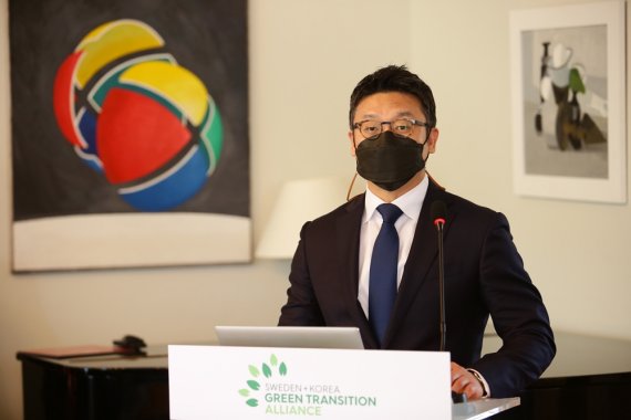 이윤모 볼보자동차코리아 대표가 지난 13일 '한국+스웨덴 녹색전환연합' 출범식에서 탄소중립을 위한 향후 계획을 소개하고 있다. 볼보코리아 제공