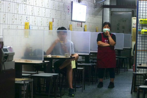 16일 대만 수도 타이베이의 한 식당에서 손님이 플라스틱 가림막 뒤에서 식사를 하고 있다.로이터뉴스1