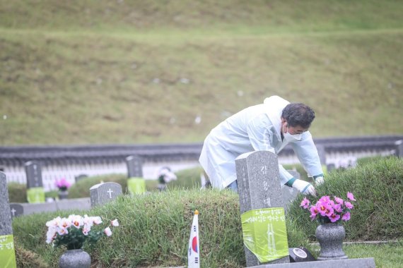 이낙연 더불어민주당 전 대표가 16일 진보·개혁진영의 심장인 광주에서 사회경제적 민주주의를 위한 개헌론을 골자로한 '광주 구상'을 발표했다. 그는 '광주 구상'을 통해 5·18 민주화 정신 및 김대중, 노무현 전 대통령과 문재인 정부에 대한 계승 의지를 강조했다. 사진=이낙연 의원실