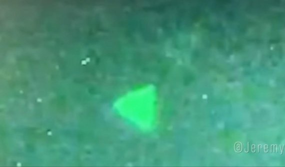 공 모양의 UFO 바다위 떠다니다 풍덩.. 촬영 영상 봤더니..