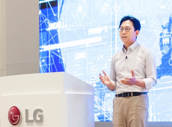 LG, 상위 1% 인간 뇌 닮은 '초거대 AI'에 1억달러 투자 "하반기 공개"