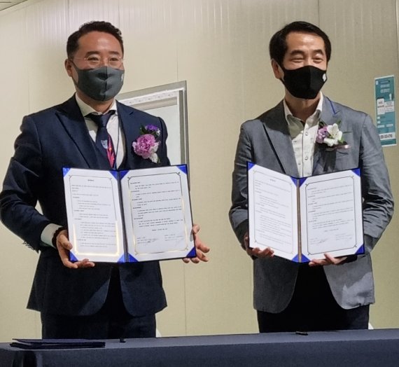 사진설명: ㈜일성그룹 이건우 대표 (좌), ㈜와콘 변영오 대표(우