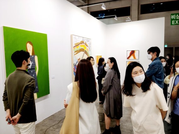 [서울=뉴시스] 13일 부산 벡스코에서 개막한 2021 아트부산 현장. 이민호가 마스크와 선글라스에도 불구하고 훤칠한 키와 미모가 돋보여 눈길을 끌었다. 2021.5.13. photo@newsis.com