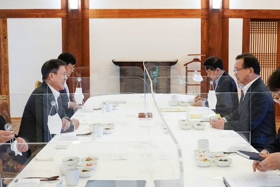 [서울=뉴시스] 문재인 대통령이 17일 청와대 상춘재에서 김부겸 국무총리와 주례회동을 하고있다. (사진=청와대 제공) 2021.05.17. photo@newsis.com *재판매 및 DB 금지 <저작권자ⓒ 공감언론 뉴시스통신사. 무단전재-재배포 금지.> /사진=뉴시스화상