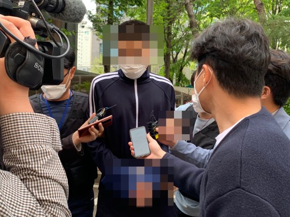지난 4월24일 오후 2시50분께 상해 혐의로 입건된 20대 A씨가 피의자 구속 전 피의자 심문(영장실질심사)을 위해 서울서부지법에 들어서고 있다. /사진=뉴시스